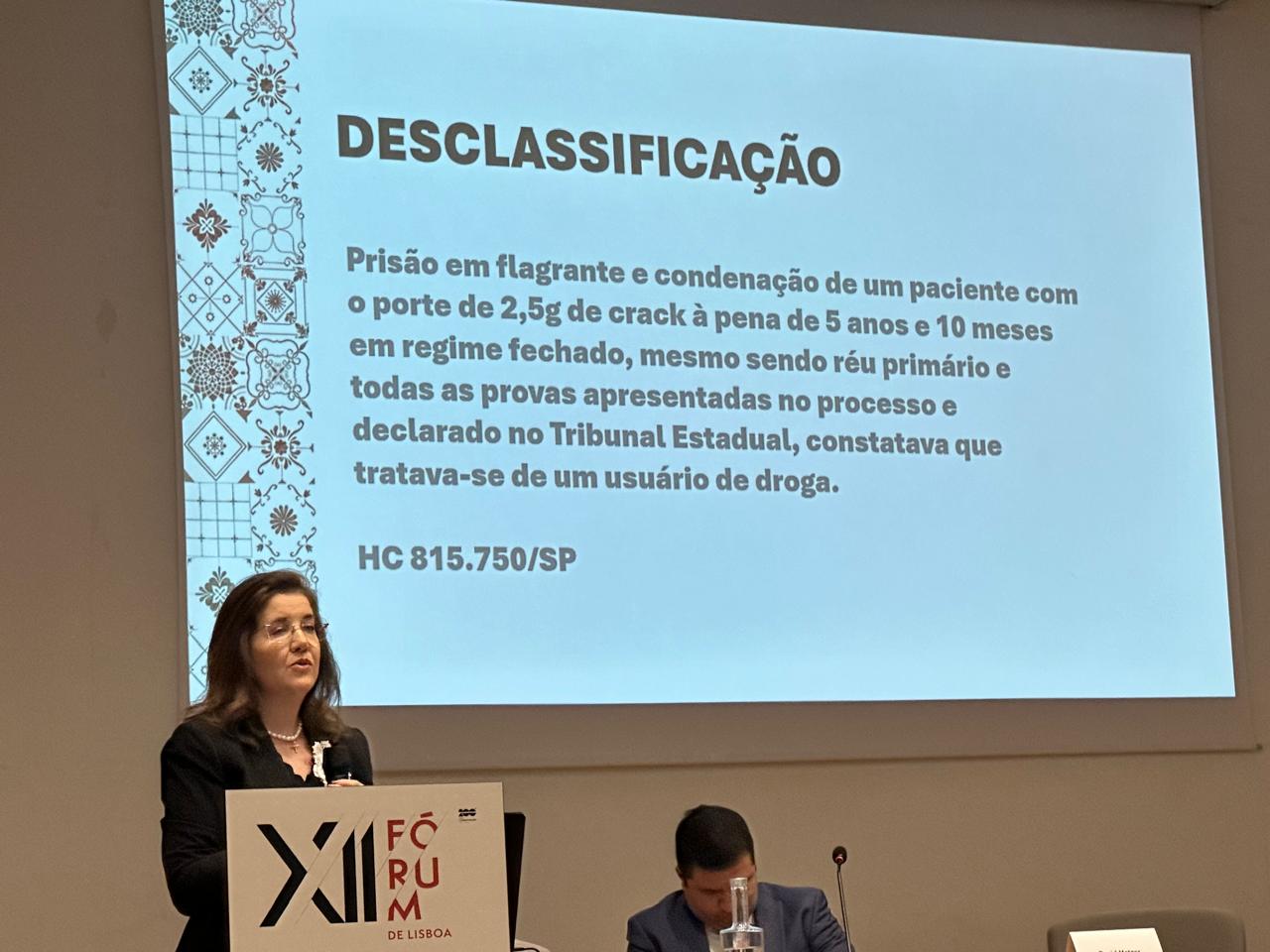 Ministra Daniela Teixeira dá exemplo de caso de desclassificação em sua fala no Fórum de Lisboa, em 2024