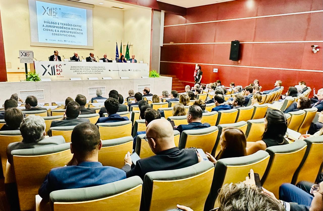 Plateia enche auditório em painel sobre jurisprudência internacional no Fórum de Lisboa
